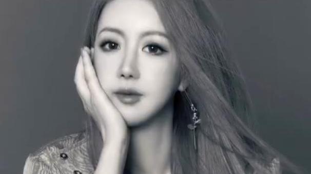 小q|百万粉丝女网红患癌，发长文向粉丝告别，提前拍下遗照