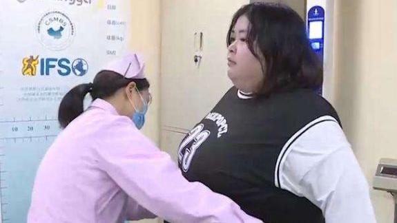 春夏穿搭 320斤女子给丈夫生孩子，冒险切胃减肥，差点下不来手术台！