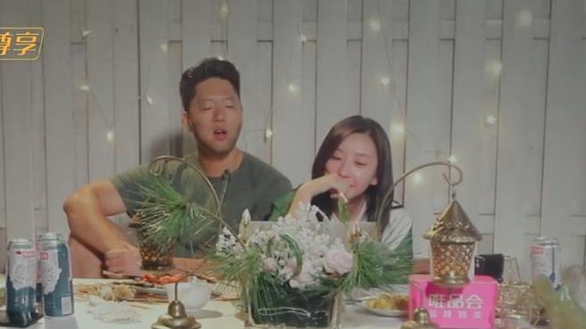 凌潇肃晒出自己的豪宅，家里放着几十盆植物，每天浇水都是大工程