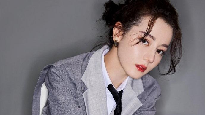 迪丽热巴|迪丽热巴一身灰色西装，帅气与甜美并存！ ????