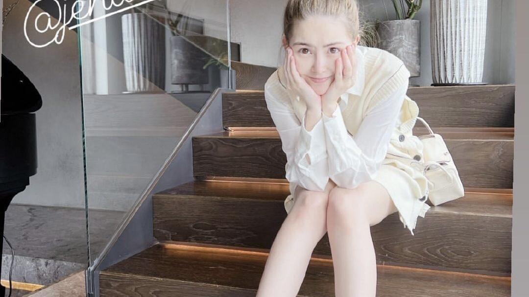 昆凌|昆凌出月子晒自拍，四肢纤细惹人羡慕，用包遮肚子，女明星也不自信