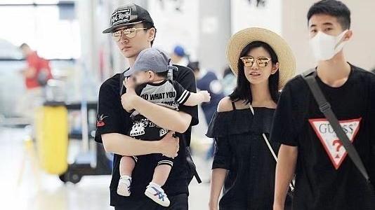 陈妍希|陈晓真会宠老婆！一家三口同框他当奶爸，陈妍希少女打扮像小姑娘
