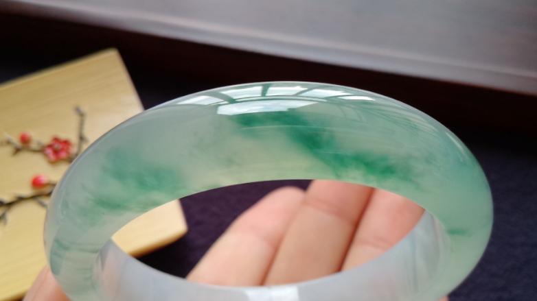 翡翠手镯|翡翠手镯有着高昂的价值，因为它得之不易，还有很多的寓意