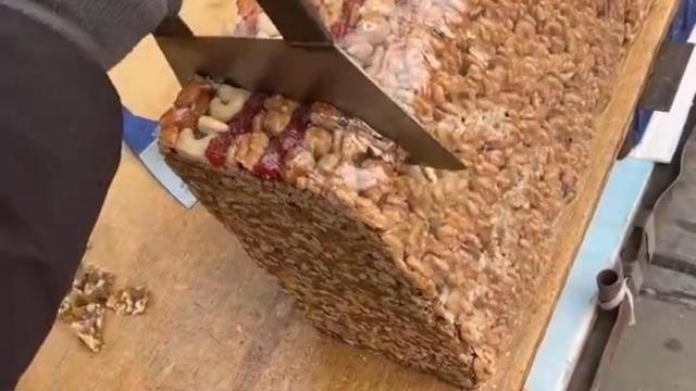 排骨|小伙想买30元切糕，嘱咐不要超过50元，不料一刀下去308元