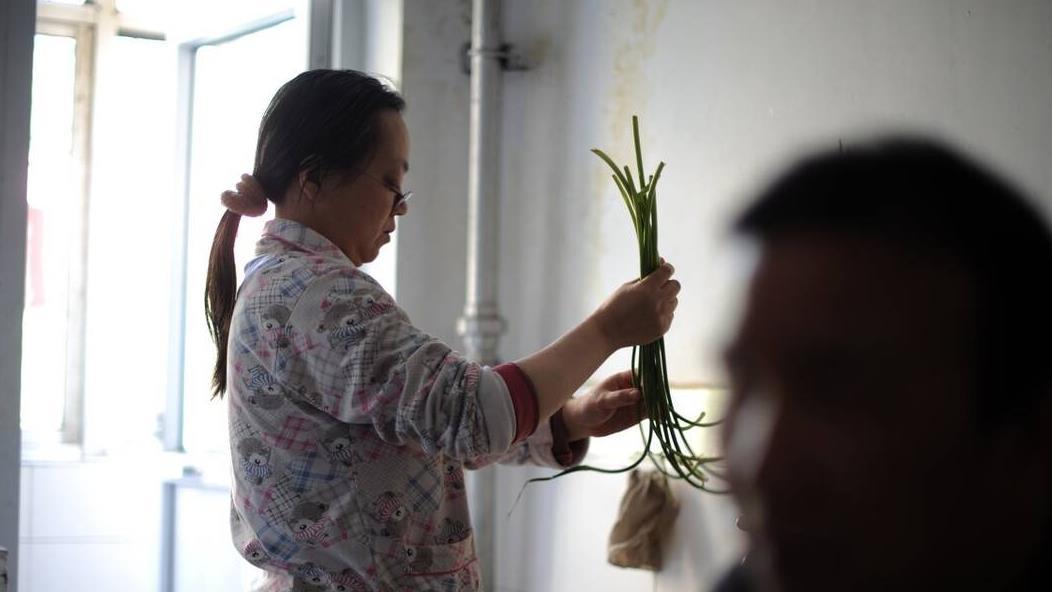 62岁大爷娶了农村阿姨，婚后提出三件事被拒绝：凭什么不答应我