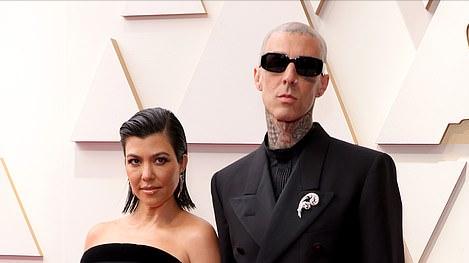 奥斯卡|金大姐和未婚夫走奥斯卡红毯！穿抹胸裙小腹凸出，当众舌吻好甜蜜