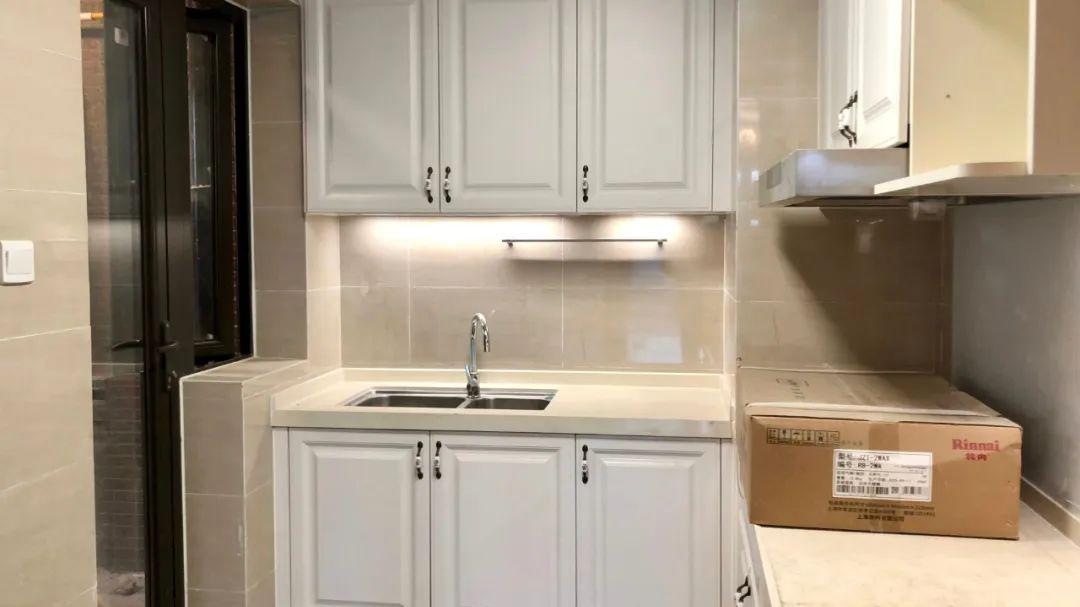 不大拆大改！精装厨房变温暖日系，2招就搞定