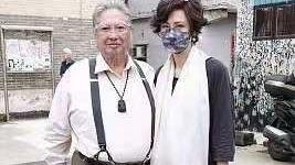 洪金宝|洪金宝罕带妻出席活动，小13岁妻子拎6万包却素雅，混血颜值超高