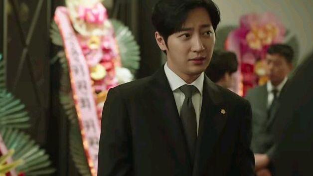 夏娃|十二点准时复仇，《夏娃》第8集：莱尔正面出击，素拉秒变闷葫芦