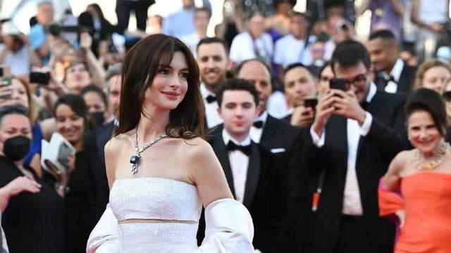 安妮·海瑟薇|安妮·海瑟薇亮相新片首映式！一袭白裙美得空灵，颈上钻石太闪亮