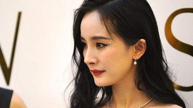 杨幂|杨幂近照曝光，皮肤松弛难显年轻，原来女明星也是会老的