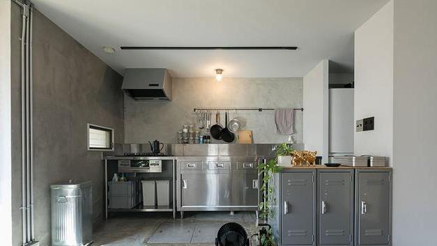 不顾反对买下一层复式公寓，毛坯墙＋水泥地，装修花费不到10万