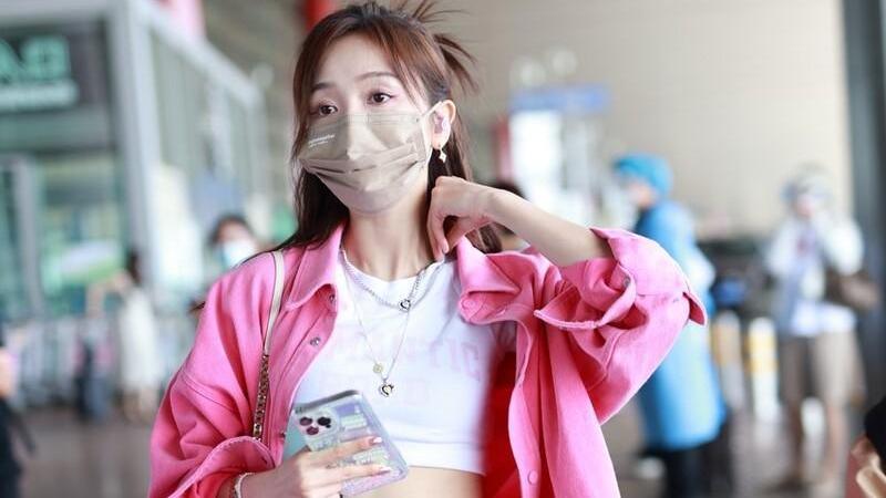 吴宣仪|吴宣仪亮丽装扮少女感十足，与粉丝热情打招呼亲和力满满