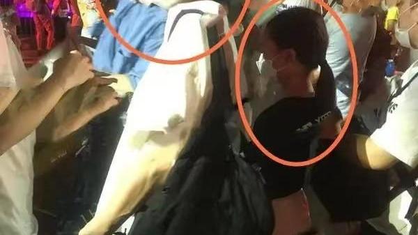 刘德华|刘德华妻女被偶遇，10岁女儿和妈共用一张脸，妻子发福明显变化大