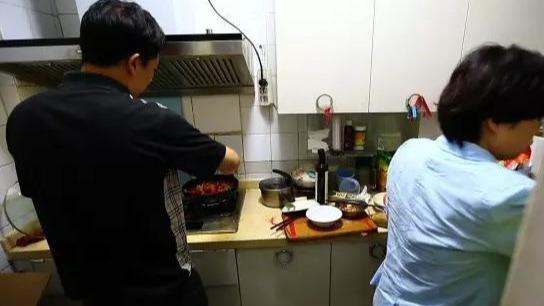倒插门女婿不好当！祖孙3代蜗居50㎡，夫妻分开睡，无半点私生活