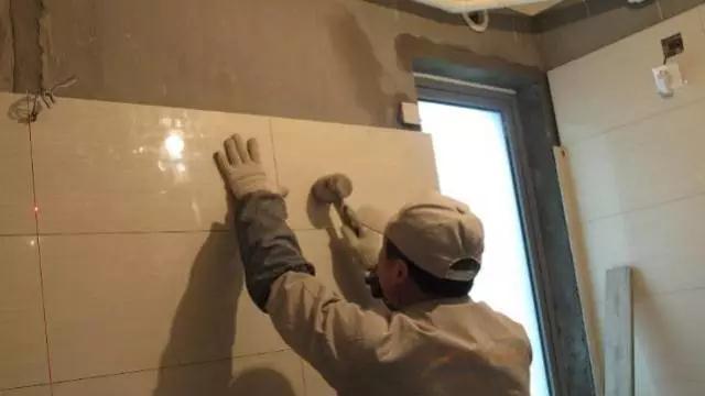 家里墙面瓷砖脱落要怎么办？老师傅为你支招，赶紧这样处理