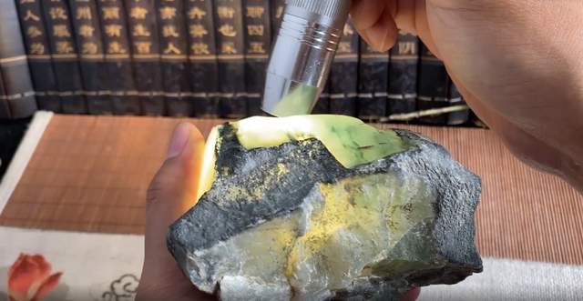 翡翠手镯|玉石记：价值290000的料子，货主亲自设计，起货壕无人性