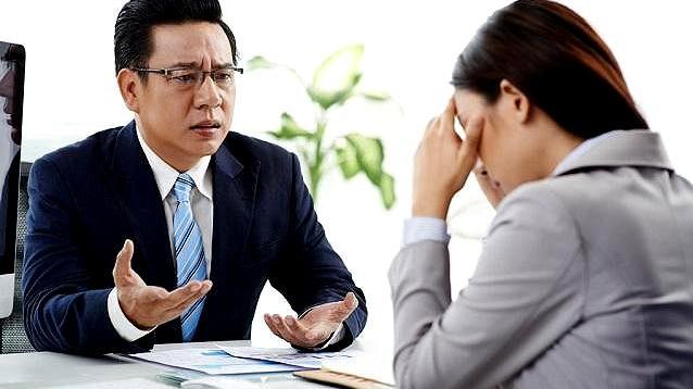 |给老板发烟，老板直接丢到垃圾箱，是我不配给老板发烟吗？该咋办