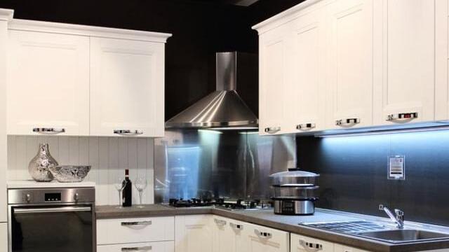 越来越多人都喜欢装这种油烟机，聪明人看见直点头，美观又实用！