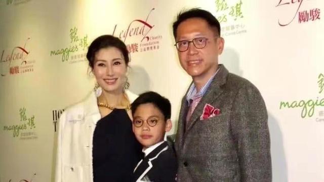 李嘉欣|51岁李嘉欣生活过得真悠闲！穿风衣坐游艇美得像31岁，绝美容颜真不容小看