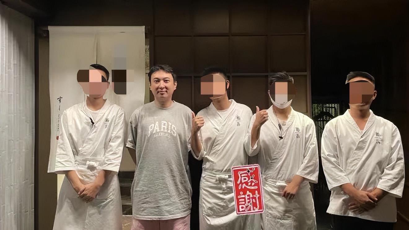 王思聪|王思聪带美女吃日料！身穿5000元T恤太豪气，女伴穿着清凉露长腿