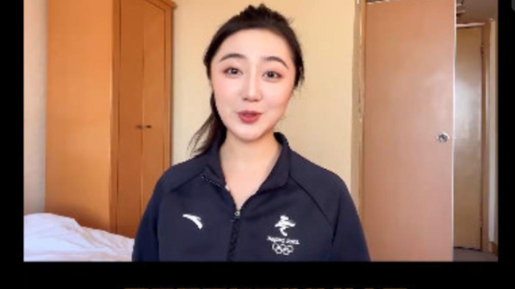 点读机|“点读机女孩”长大了，与央视主持人同框气场不输，学院风很青春