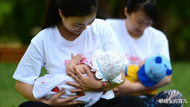 母乳喂养 妈妈倒立练瑜伽，1岁儿子爬过来“讨口粮”的画面，让宝爸很尴尬