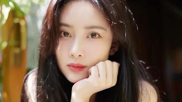 倪妮|孟子义晒春日写真大秀白皙香肩！雪肤玉貌太性感美艳