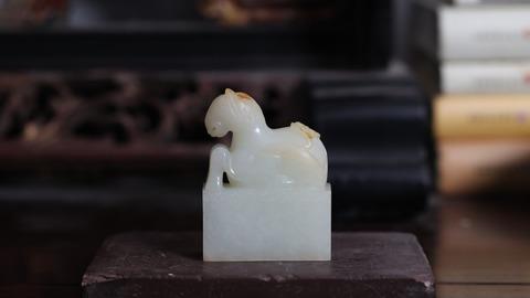 和田玉籽料|舊藏和田玉籽料“卧马题诗印章”