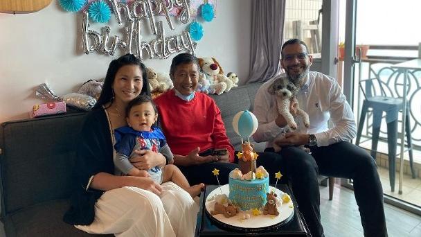 郑佩佩|郑佩佩混血外孙1岁了！富豪前夫罕露面，非洲女婿与妻子似两代人