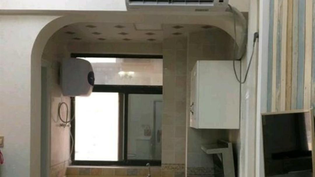 离异女人的35平小窝，进门就是床，厨房巴掌大，还有比这更小的吗