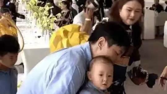 美丽|沈腾一家三口罕见同框，妻子美丽，儿子可爱，真是人生赢家。