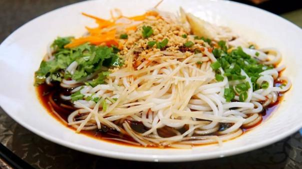 米线|受到年轻人喜欢的米线，看似并不起眼，其实味道上特别美