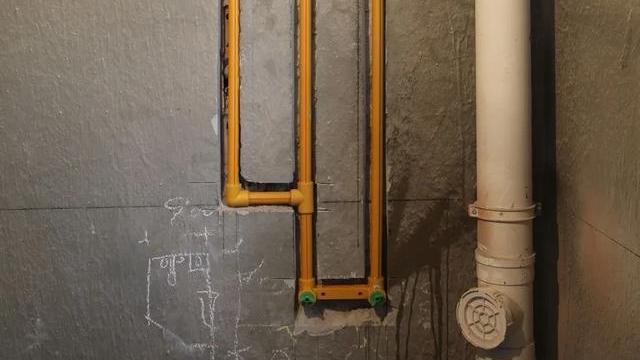 冷热水管的间距15公分，是怎么测量出来的？是管中心的距离吗？