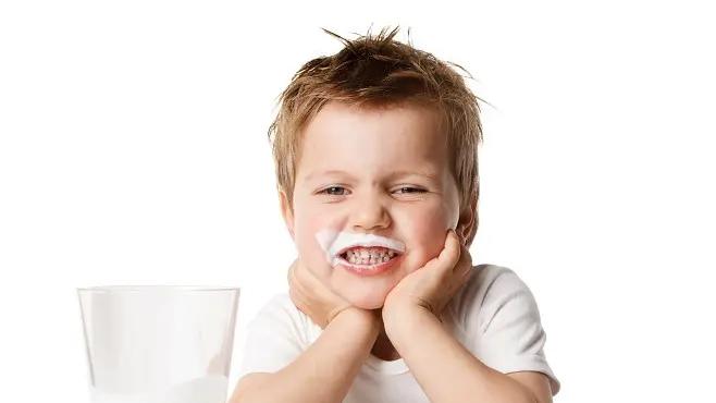 失眠|真的假的：睡前喝牛奶会影响生长激素，让孩子少长10厘米？