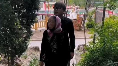 社会养老|85岁马玉琴身体欠佳，与孙子逛公园迈不动步，走几步就坐下休息