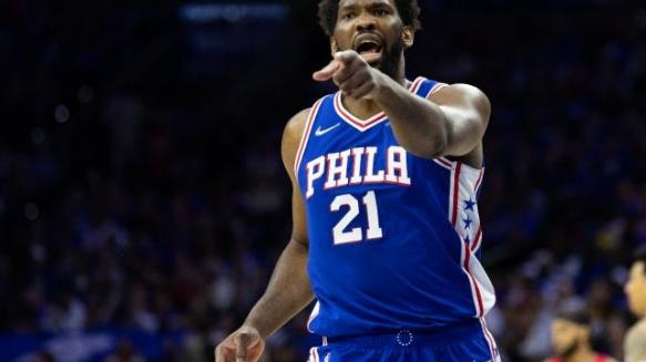 MVP|大帝又快哭了？赛后恭喜约基奇MVP，表情却说明一切！哈登也帮不了