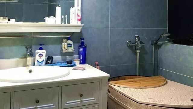 128平米的4居室，客厅改小隔出书房，电视墙只装石膏线也超美