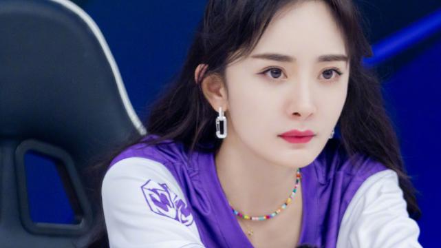 杨幂|杨幂眼角受伤后首现身，着潮装蚂蚁腰抢镜，伤口处仍贴着纱布