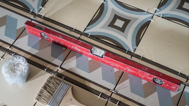 瓷砖铺贴以后，缝隙怎么处理？填缝怎么做？