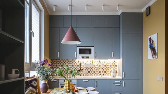 58㎡一室变两室，厨房做隔断微型客厅，还有整面墙大衣柜，超羡慕