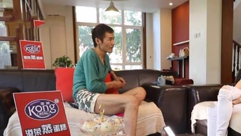 参观朴树住的豪宅，全屋装修比较简单，沙发餐桌都是简易类型的