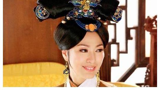 成龙|被成龙追8年遭抛弃，一气之下拍艳片并发誓不嫁，今64岁成这样