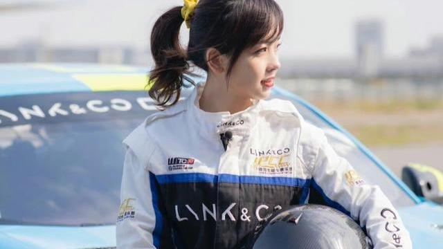 王冰冰|王冰冰“机车”造型美出圈，网友直言：真不敢相信她32岁了