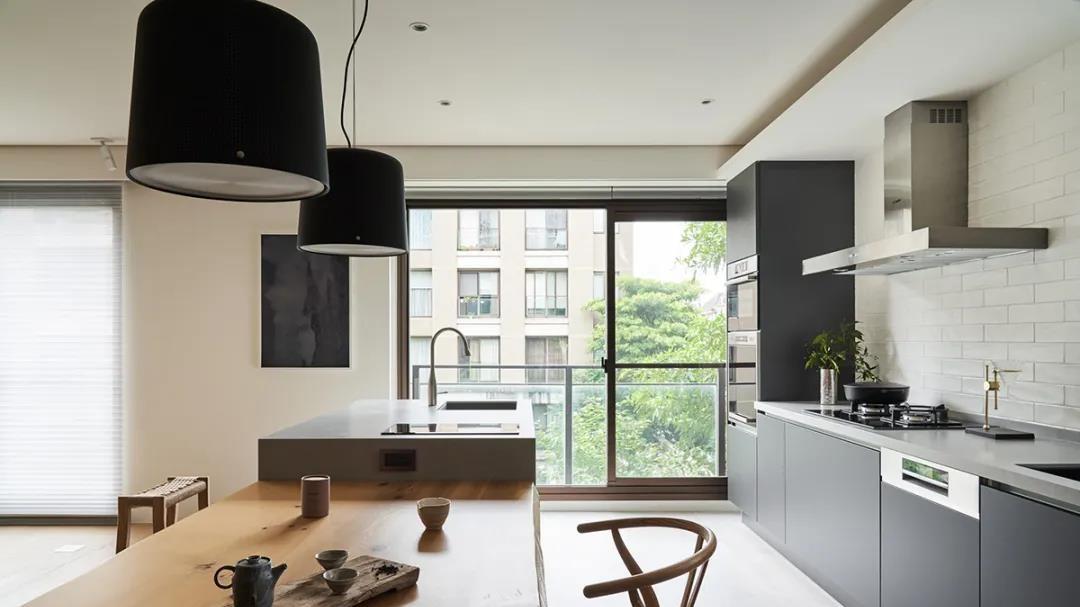 125㎡三房从简设计理念，一气呵成的大气感，流露绚烂静谧气息！