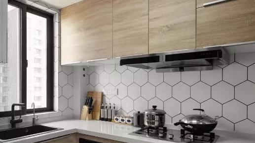 102平北欧风三居室，选择深色布艺沙发只是为了耐脏