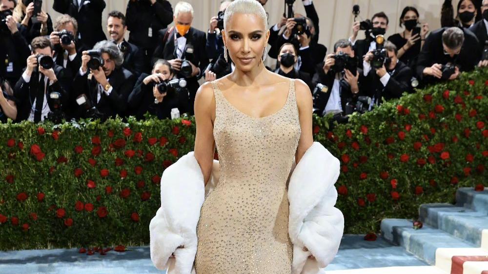 科勒·卡戴珊|卡戴珊家族炸场Met Gala，四姐妹齐翻车，金姐3千万梦露裙输给小妹