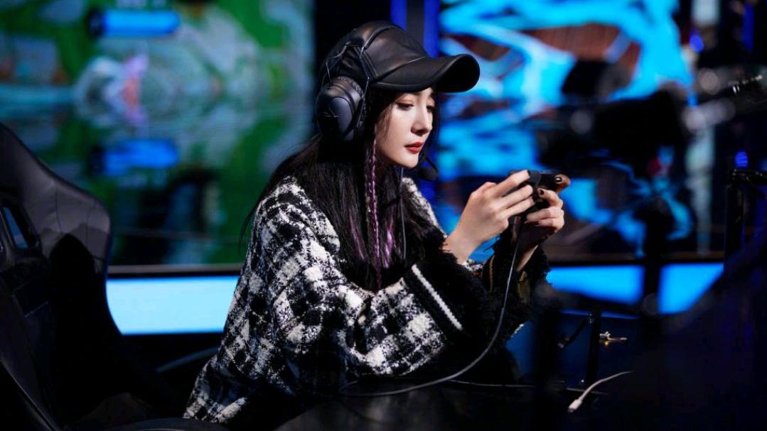 杨幂|假发带绑头上尽显青春活力，35岁杨幂，愈发变得“少女”了