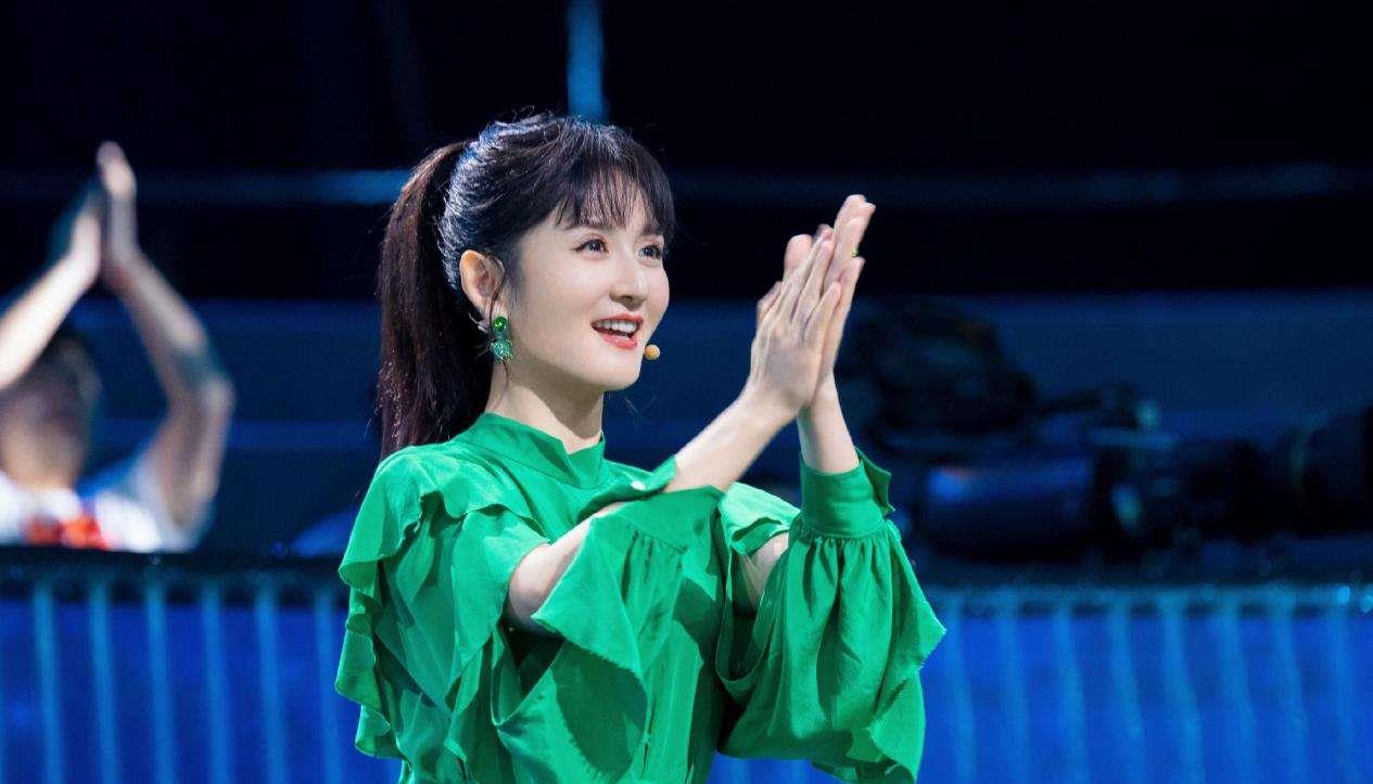 邓紫棋|明星突然内急怎么办，杨颖躲在草丛中方便，邓紫棋在盆子里解决