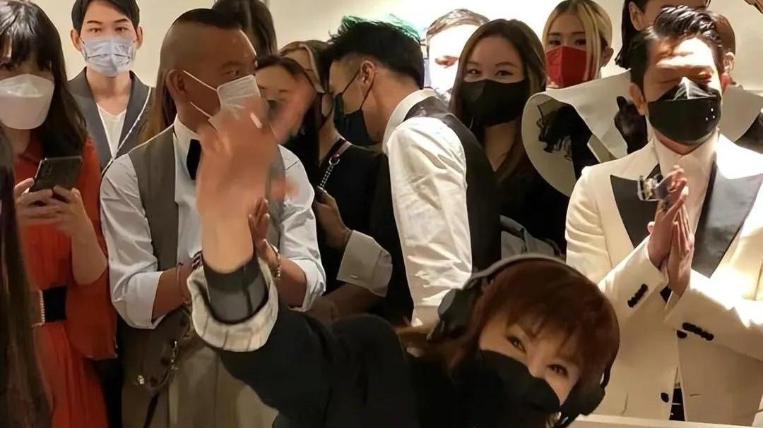 张曼玉|57岁张曼玉久违现身！穿真空装打碟太飒了，谢霆锋郭富城听得入迷